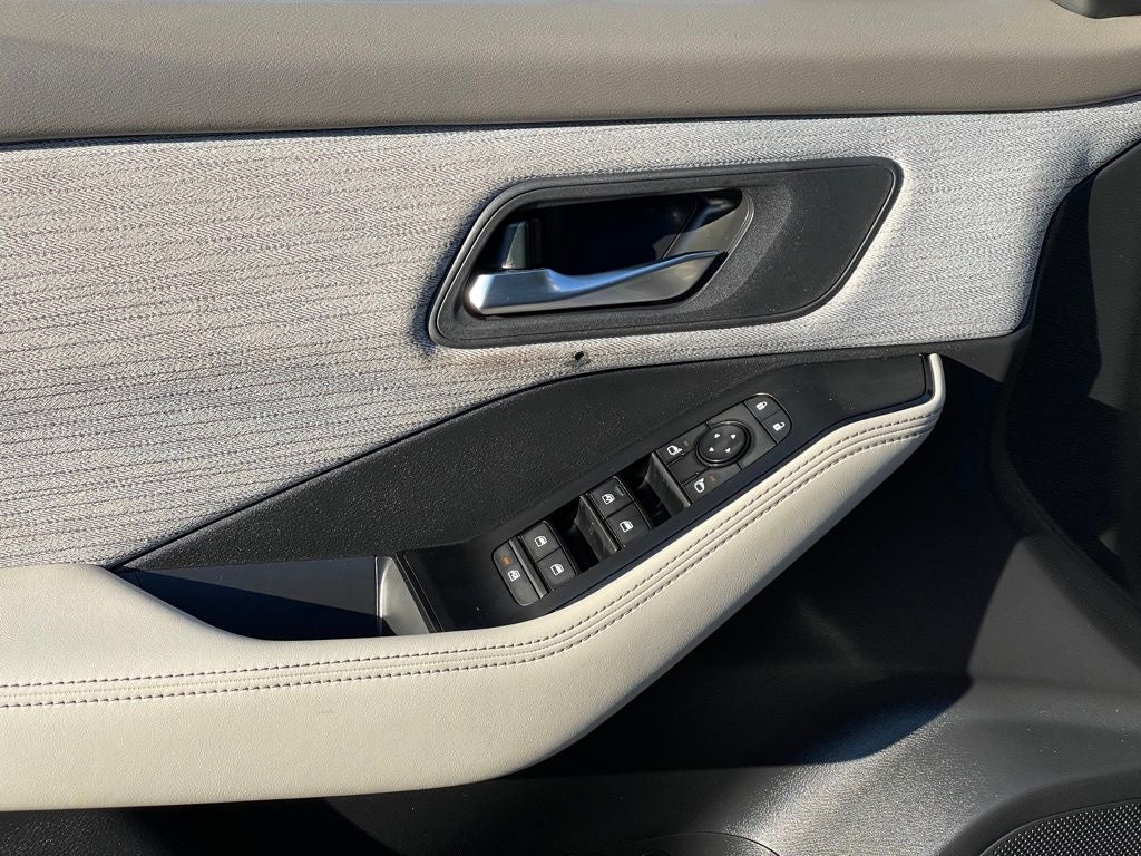 2023 Nissan Rogue SV Cloth Seats