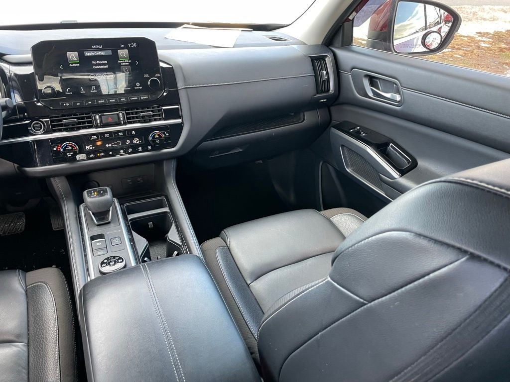 2023 Nissan Pathfinder SL w/Navi & Cross Bars