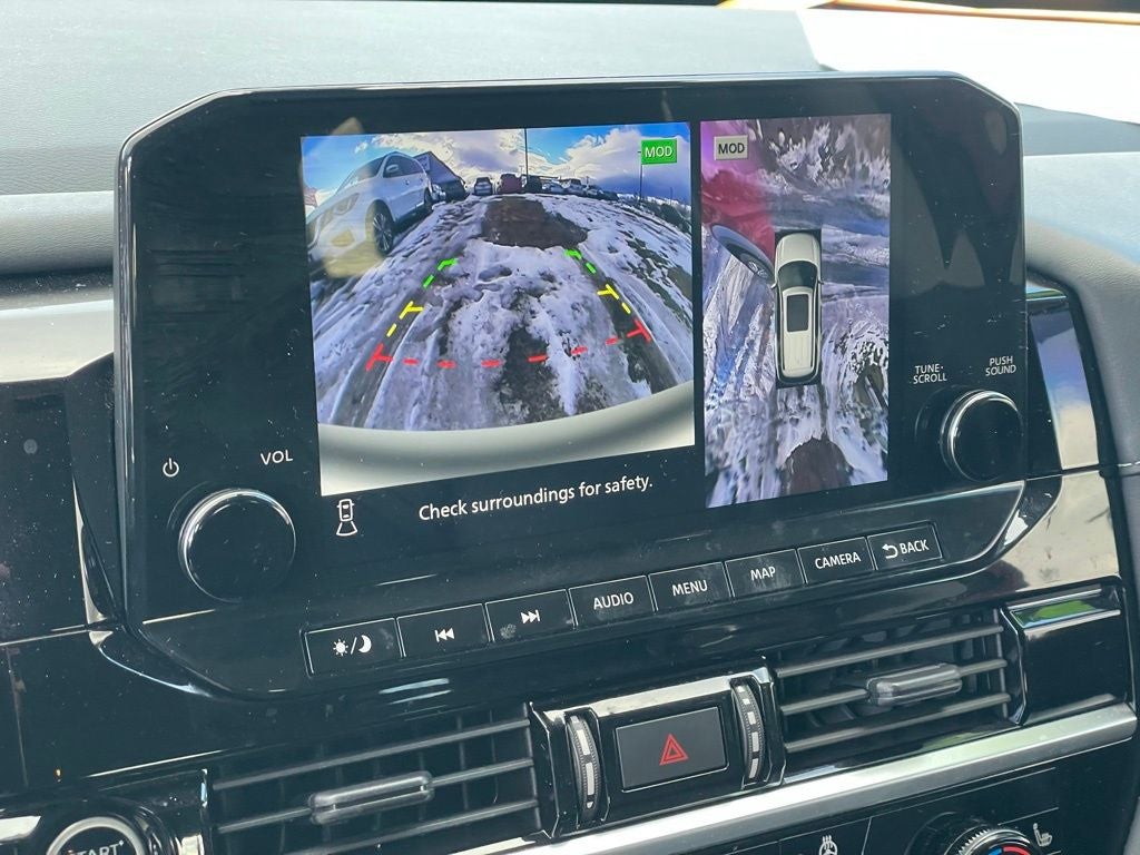 2023 Nissan Pathfinder SL w/Navi & Cross Bars