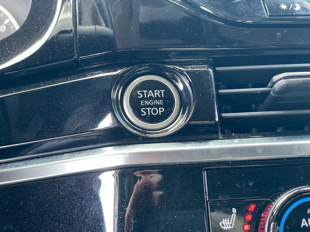 2023 Nissan Pathfinder SL w/Navi & Cross Bars