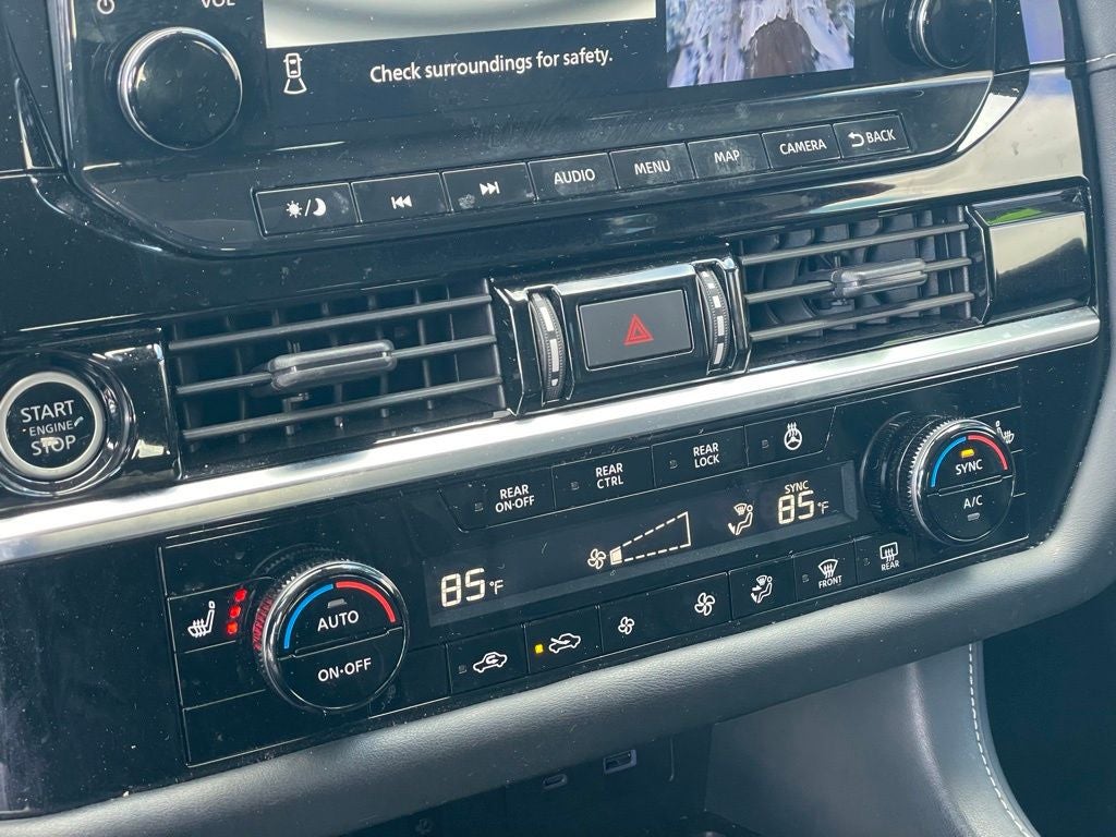 2023 Nissan Pathfinder SL w/Navi & Cross Bars