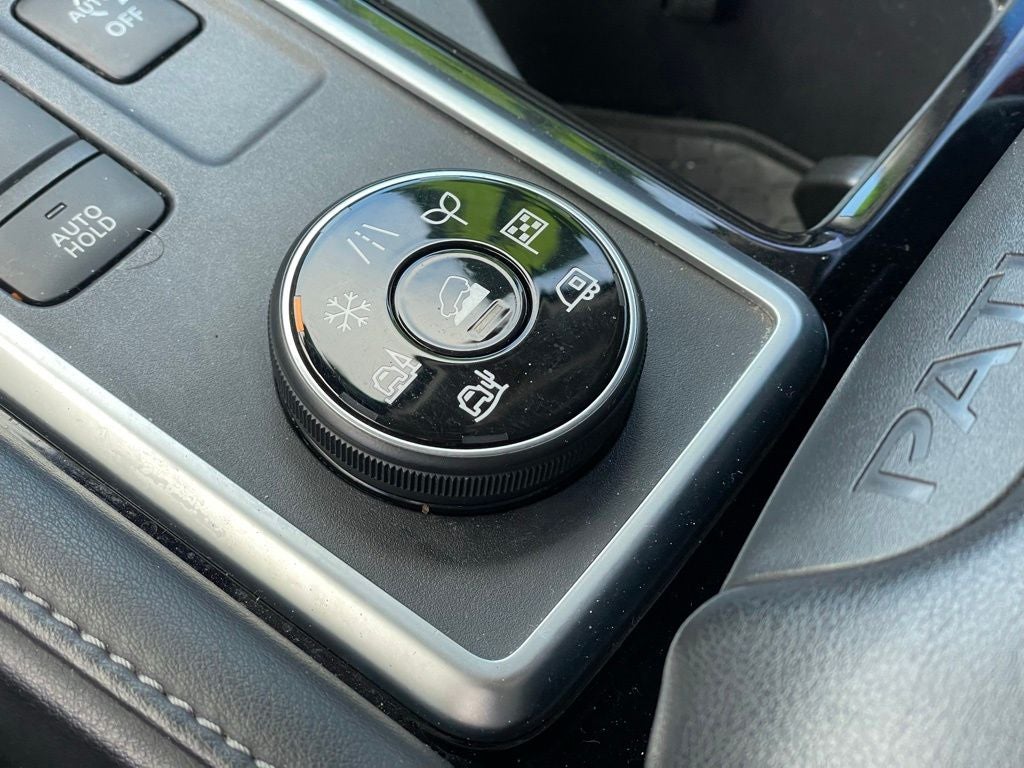 2023 Nissan Pathfinder SL w/Navi & Cross Bars