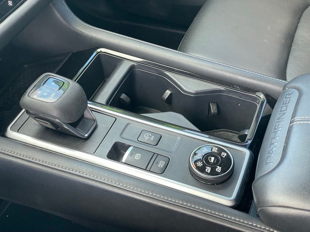 2023 Nissan Pathfinder SL w/Navi & Cross Bars