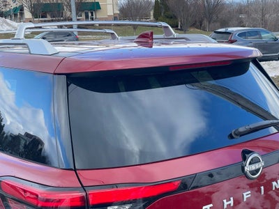 2023 Nissan Pathfinder SL w/Navi & Cross Bars