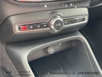 2023 Volvo XC40 B5 Plus Bright Theme