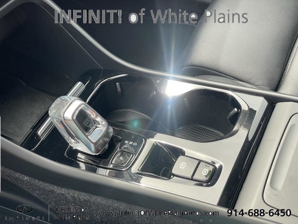 2023 Volvo XC40 B5 Plus Bright Theme