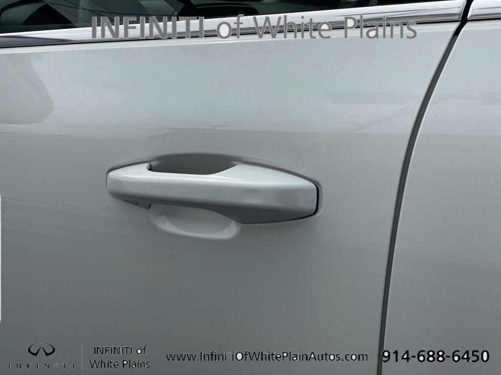 2023 Volvo XC40 B5 Plus Bright Theme