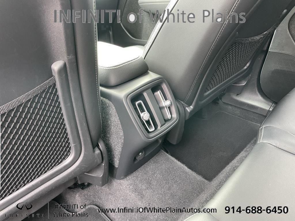 2023 Volvo XC40 B5 Plus Bright Theme