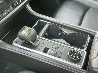 2023 Nissan Pathfinder SL w/Cross Bars