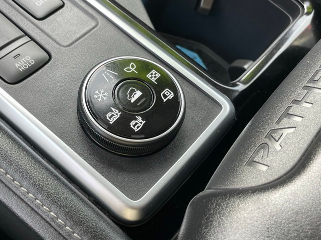 2023 Nissan Pathfinder SL w/Cross Bars