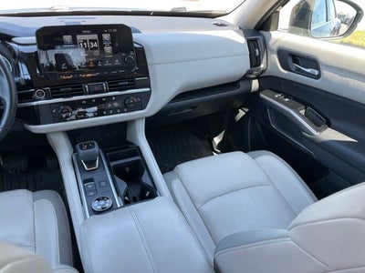2023 Nissan Pathfinder SL